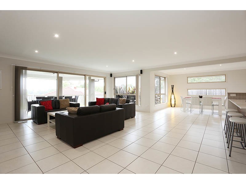 2 Kelby Close, Redland Bay QLD 4165