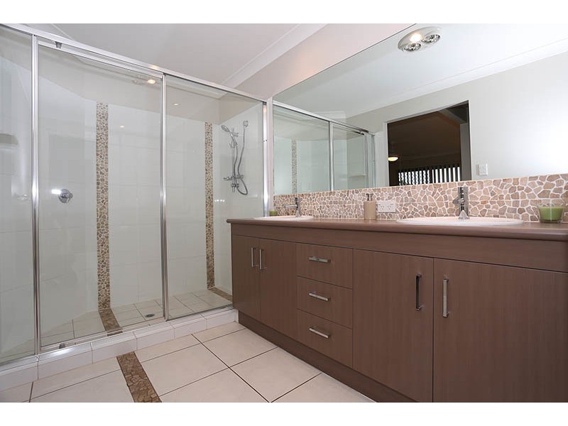 2 Kelby Close, Redland Bay QLD 4165