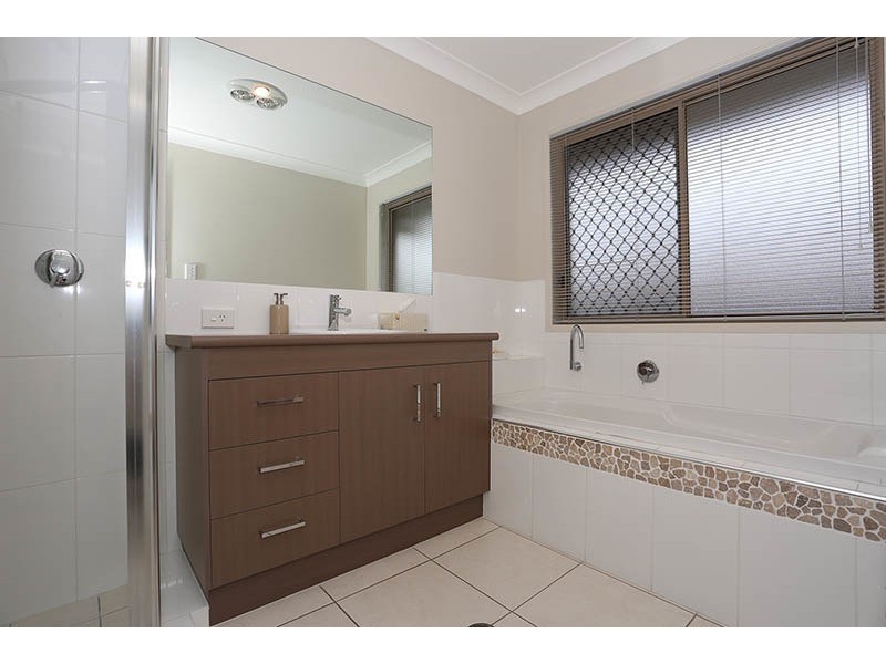 2 Kelby Close, Redland Bay QLD 4165
