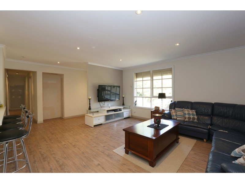 56 King Parade, Knoxfield VIC 3180