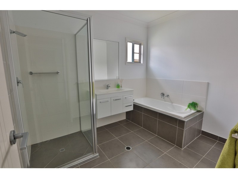 7 Dragon Flower Avenue, Mount Low QLD 4818