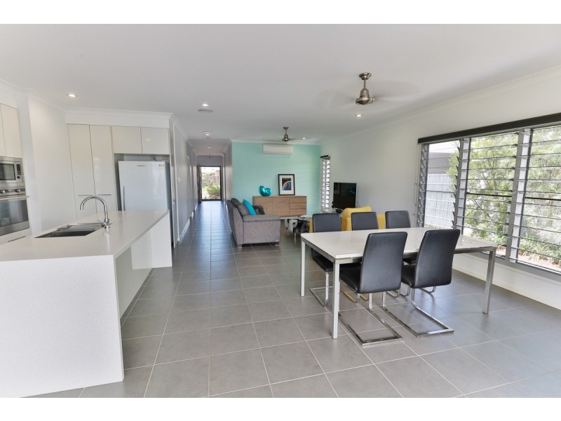 7 Dragon Flower Avenue, Mount Low QLD 4818