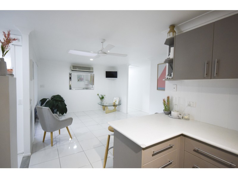 27 Canterbury Chase, Ashmore QLD 4214