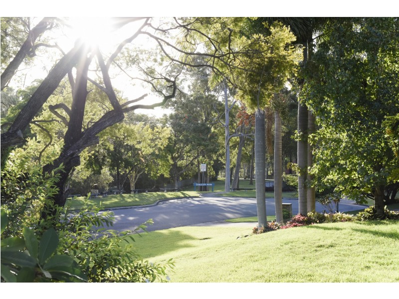 27 Canterbury Chase, Ashmore QLD 4214