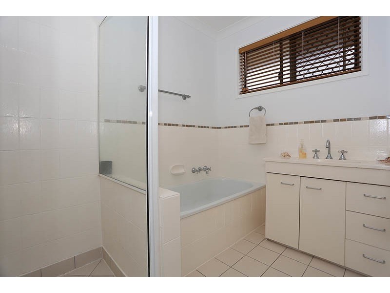 2 Burrinjuck Drive, Coombabah QLD 4216