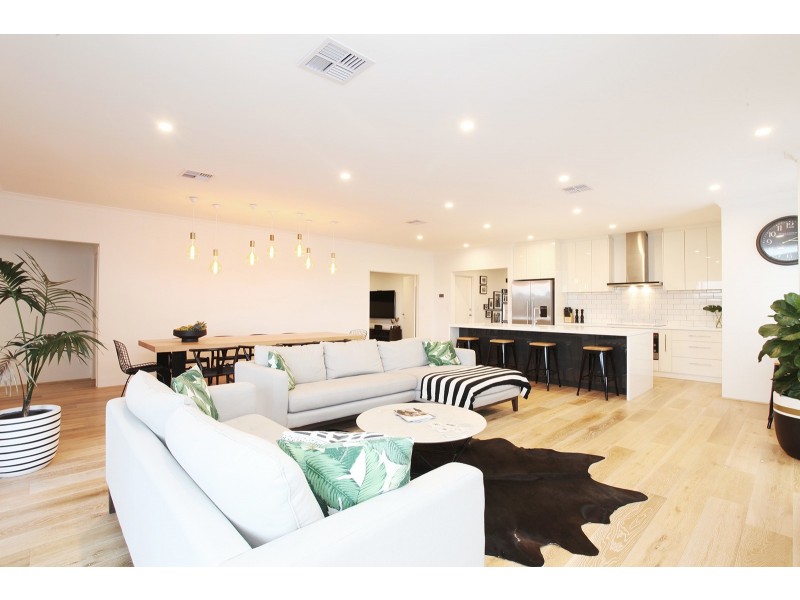 8 Lambrook Way, Landsdale WA 6065