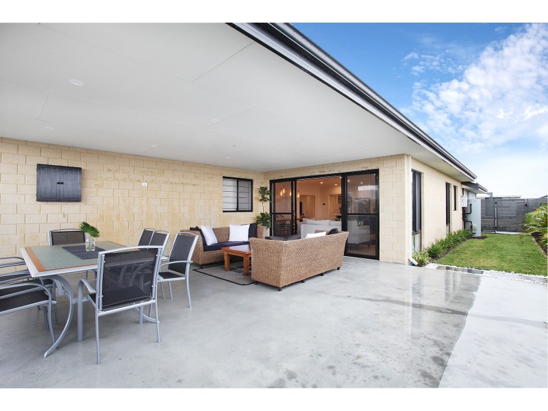 8 Lambrook Way, Landsdale WA 6065