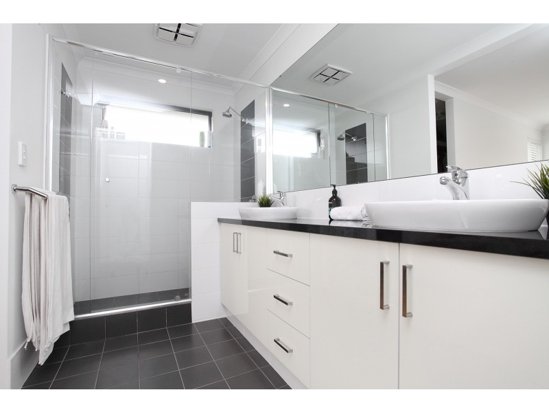 8 Lambrook Way, Landsdale WA 6065