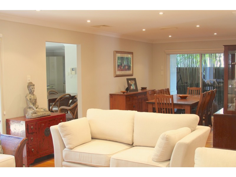 17 Bataan Circuit, Bateau Bay NSW 2261