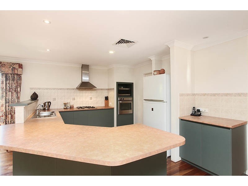 2 Scottsdale Court, North Lake WA 6163