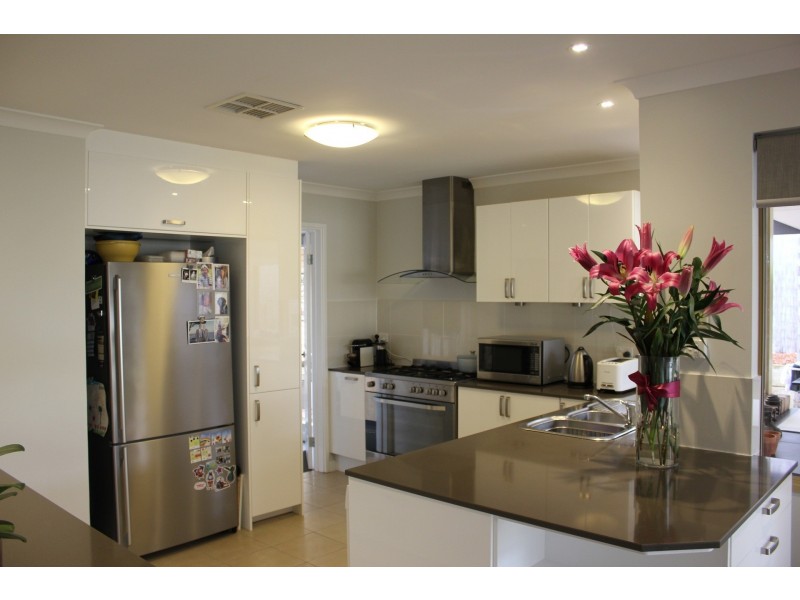 33 Chichester Drive, Woodvale WA 6026