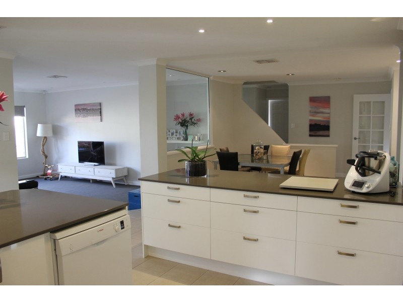 33 Chichester Drive, Woodvale WA 6026