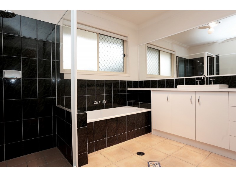 8 Cockatoo Close, Calamvale QLD 4116
