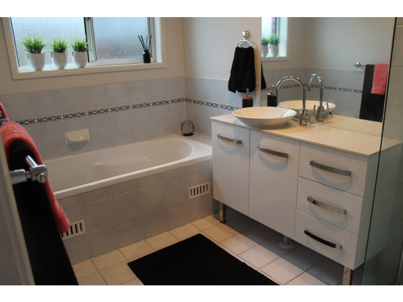 18 Lonsdale Grove, Lakelands NSW 2282