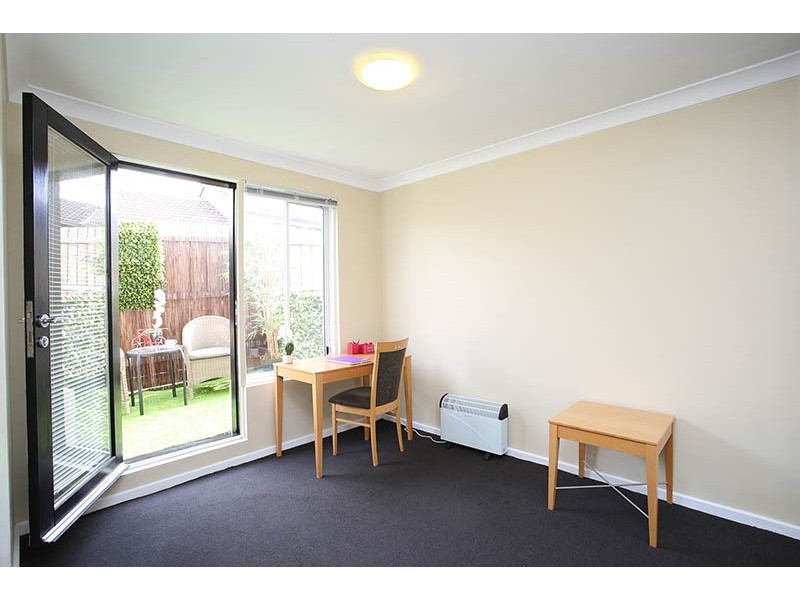 3/4 Irvine Cres, Brunswick West VIC 3055