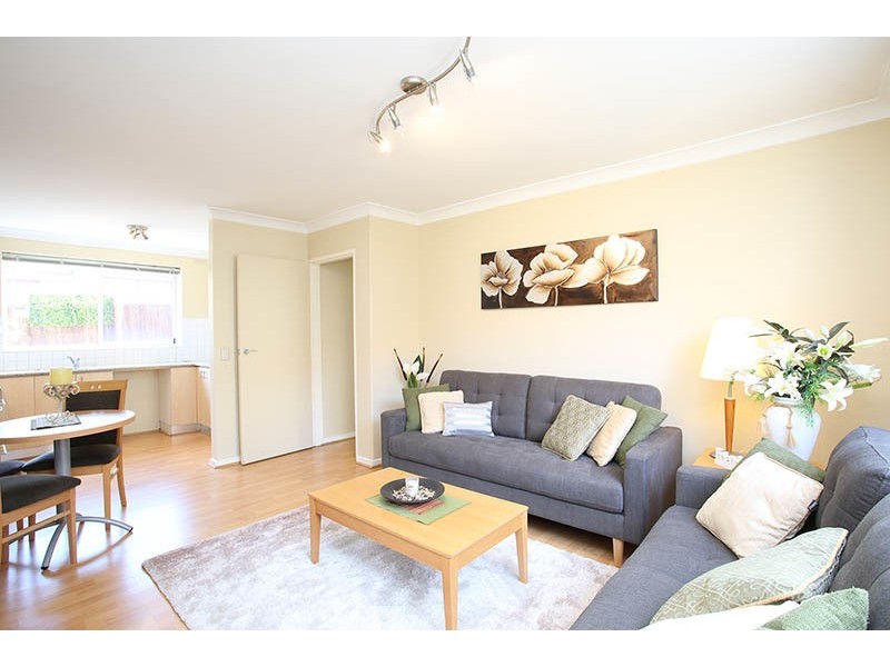 3/4 Irvine Cres, Brunswick West VIC 3055