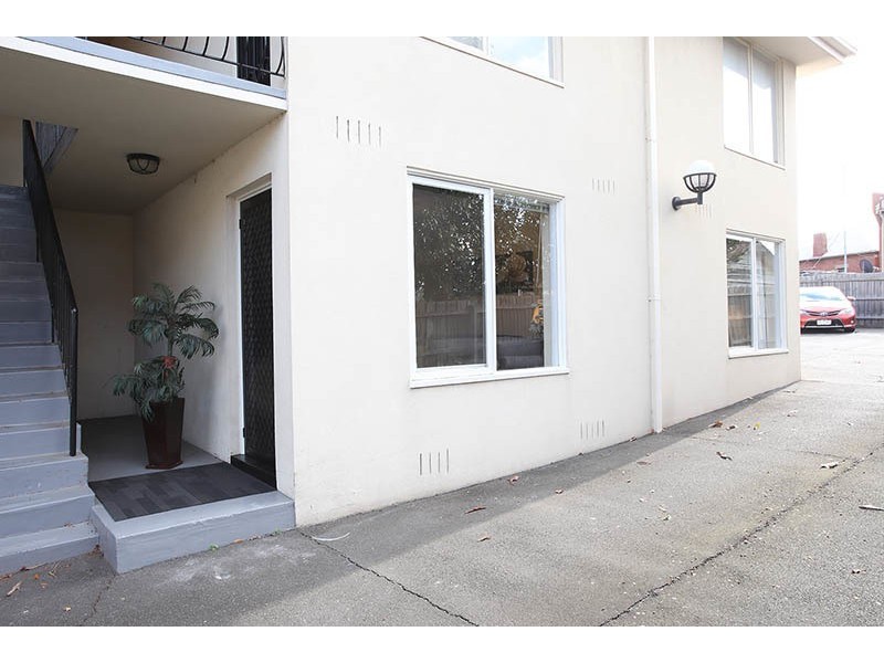 3/4 Irvine Cres, Brunswick West VIC 3055