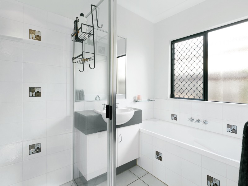 9 ellie banning close, Redlynch QLD 4870