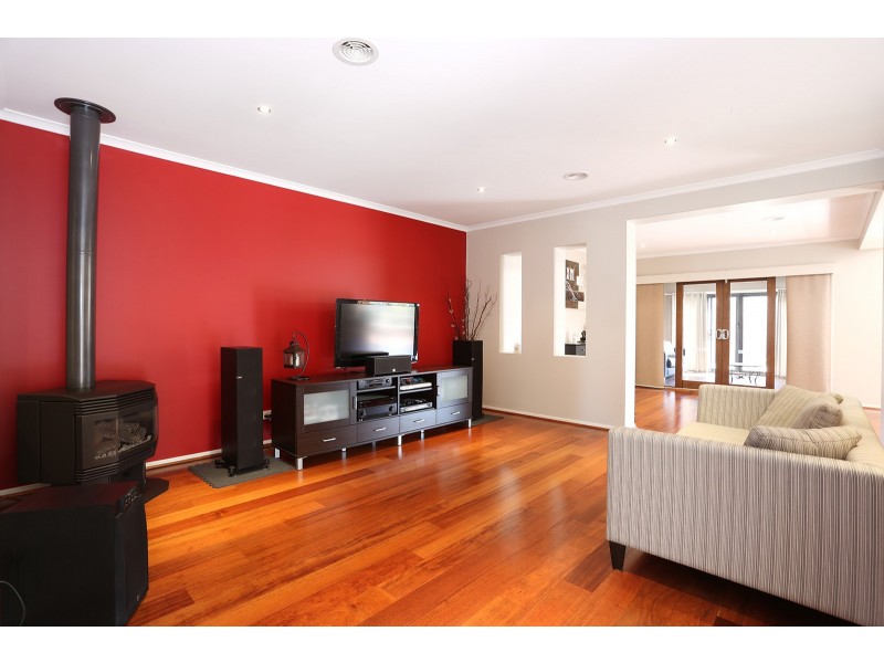 8 Heytesbury Crescent, Craigieburn VIC 3064