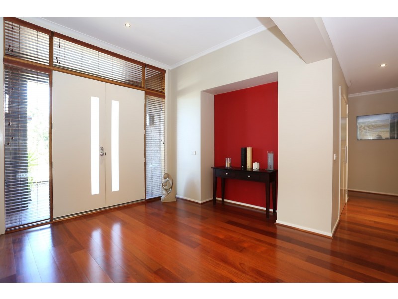 8 Heytesbury Crescent, Craigieburn VIC 3064