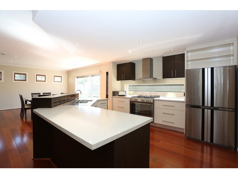 8 Heytesbury Crescent, Craigieburn VIC 3064