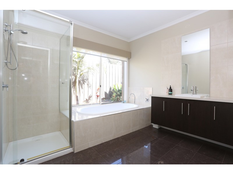 8 Heytesbury Crescent, Craigieburn VIC 3064