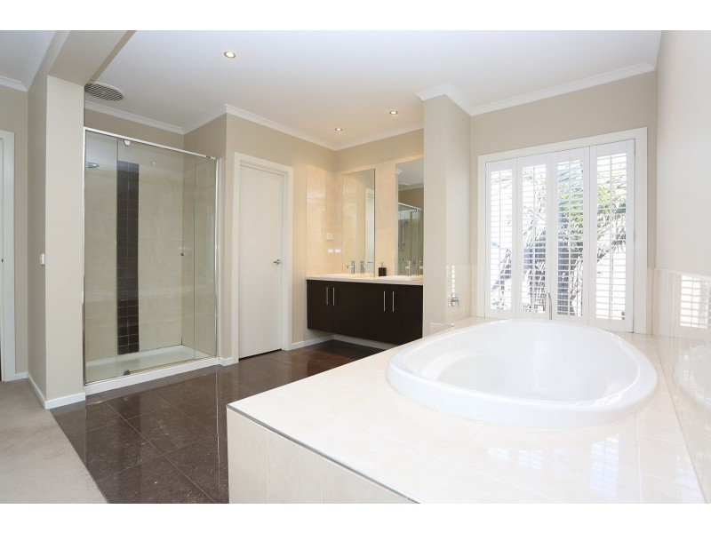 8 Heytesbury Crescent, Craigieburn VIC 3064