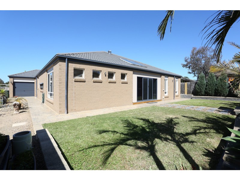 8 Heytesbury Crescent, Craigieburn VIC 3064