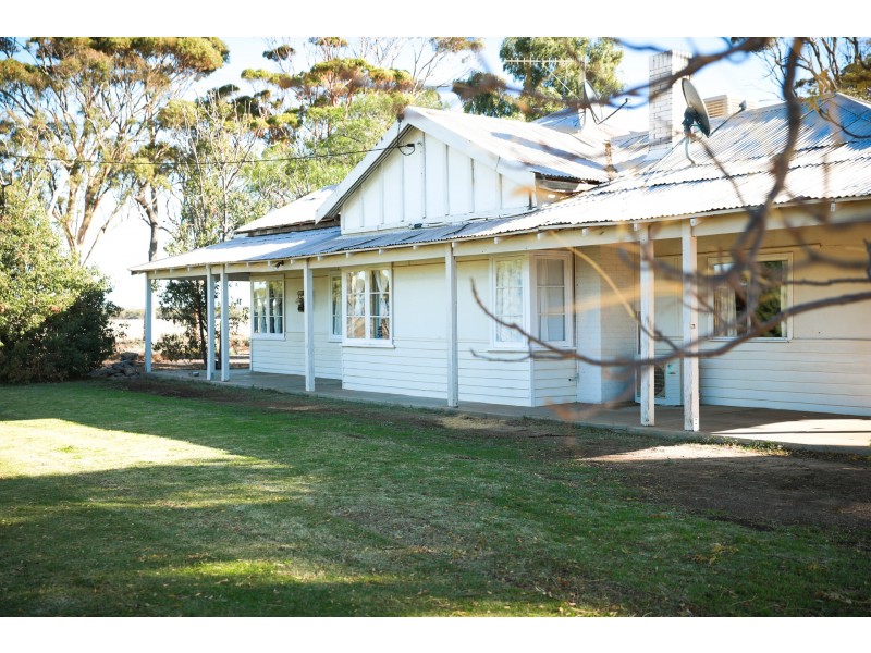 165 Bulls Head Road, Merredin WA 6415
