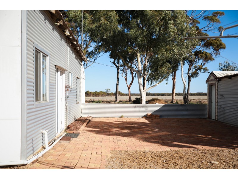 165 Bulls Head Road, Merredin WA 6415