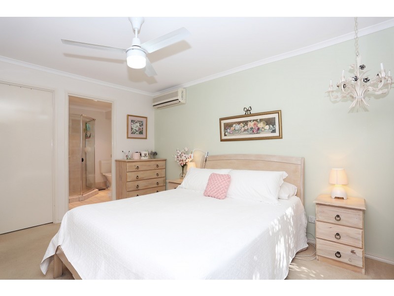 4 Farr Place, Petrie QLD 4502