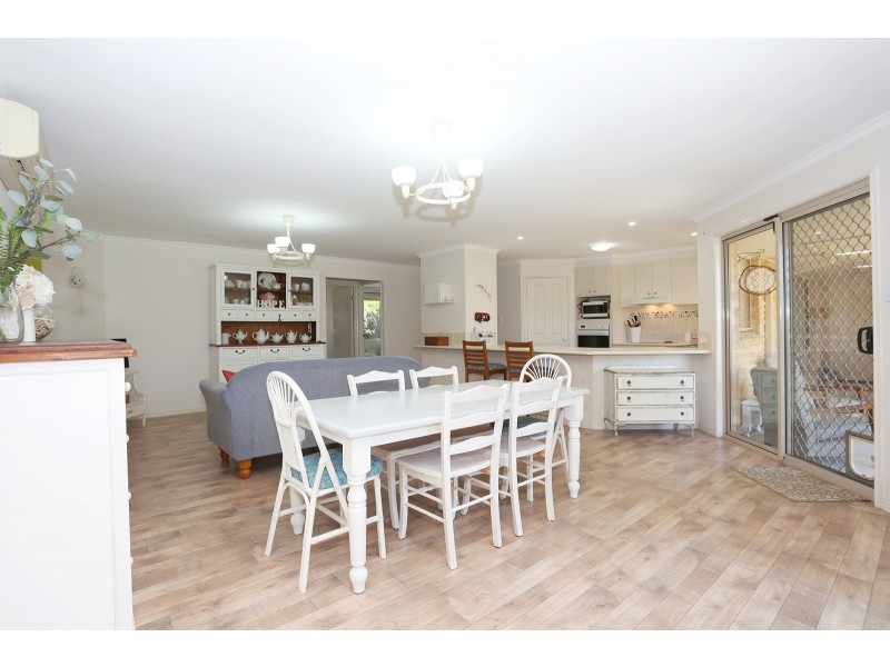 4 Farr Place, Petrie QLD 4502