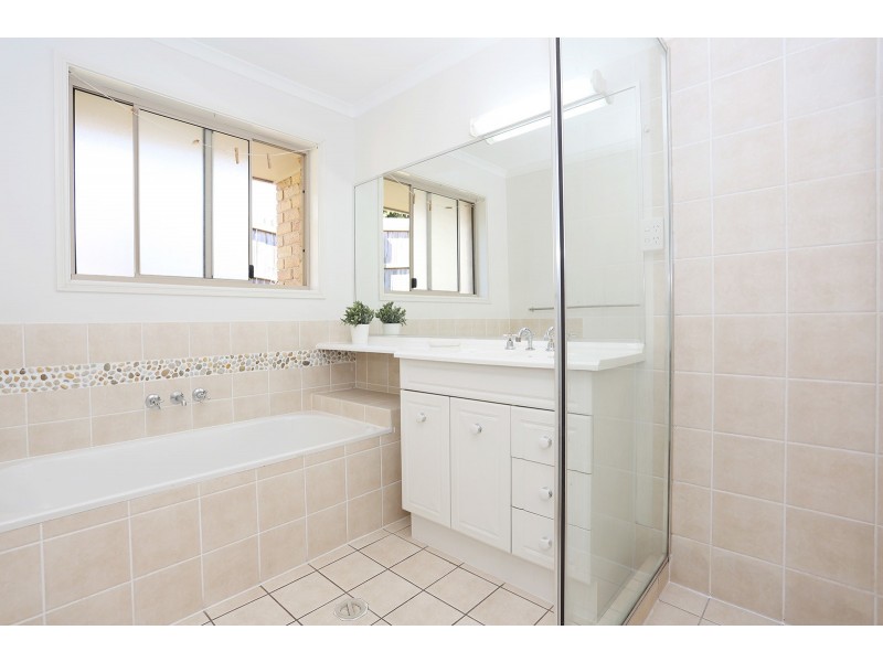 4 Farr Place, Petrie QLD 4502