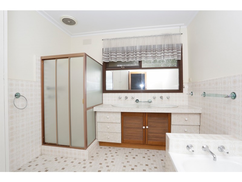 4 St Andrews Crescent, Bulleen VIC 3105