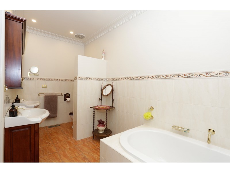 4 Eothen Lane, Kilsyth VIC 3137