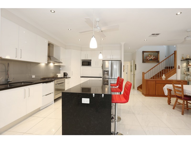 98 Macrossan Avenue, Norman Park QLD 4170