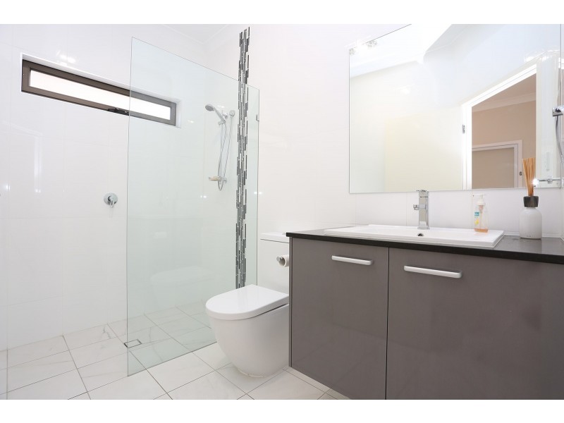 98 Macrossan Avenue, Norman Park QLD 4170