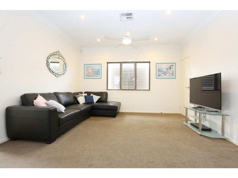 98 Macrossan Avenue, Norman Park QLD 4170