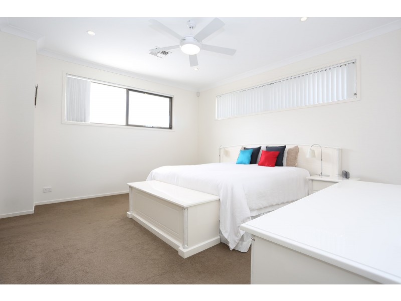 98 Macrossan Avenue, Norman Park QLD 4170