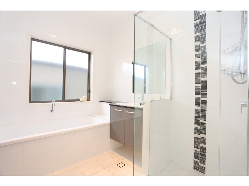 98 Macrossan Avenue, Norman Park QLD 4170