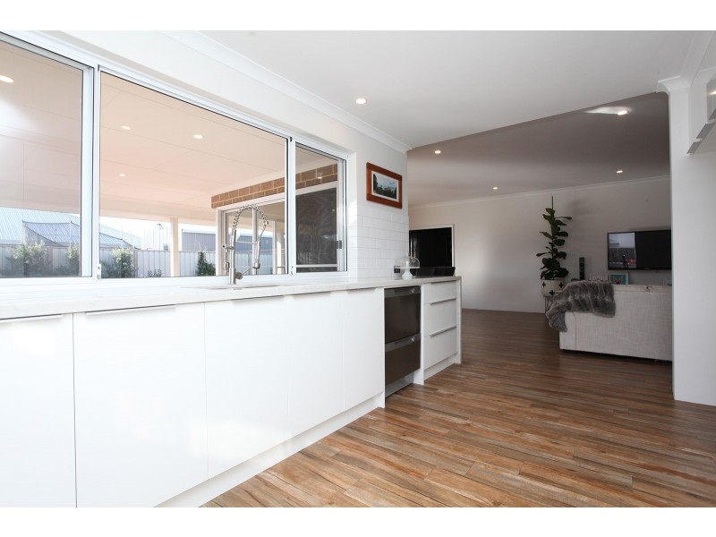 10 Ammolite Way, Australind WA 6233