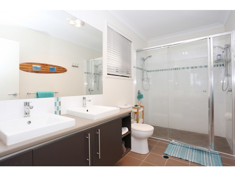 8 Langham Crescent, North Lakes QLD 4509