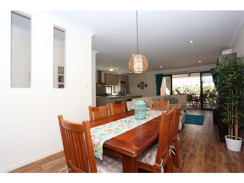 8 Langham Crescent, North Lakes QLD 4509