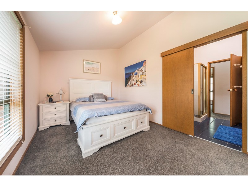 8 Hawkesbury Close, Bateau Bay NSW 2261