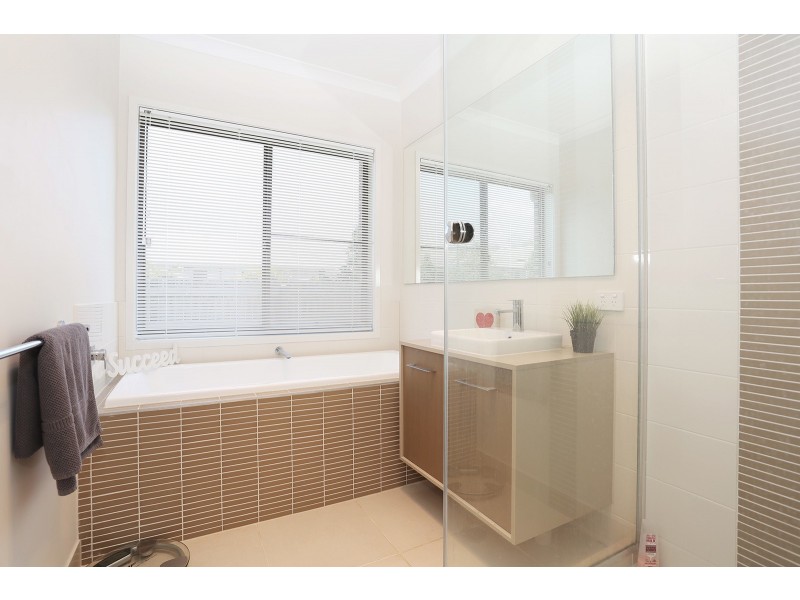 8 Oakover Avenue, Ormeau Hills QLD 4208