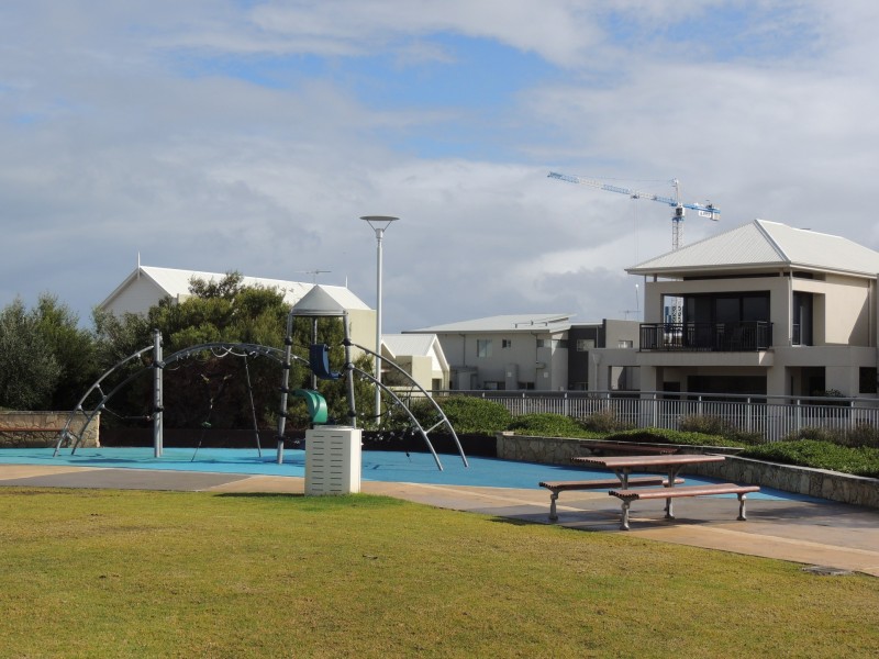 28 Lucretia Circle, North Coogee WA 6163