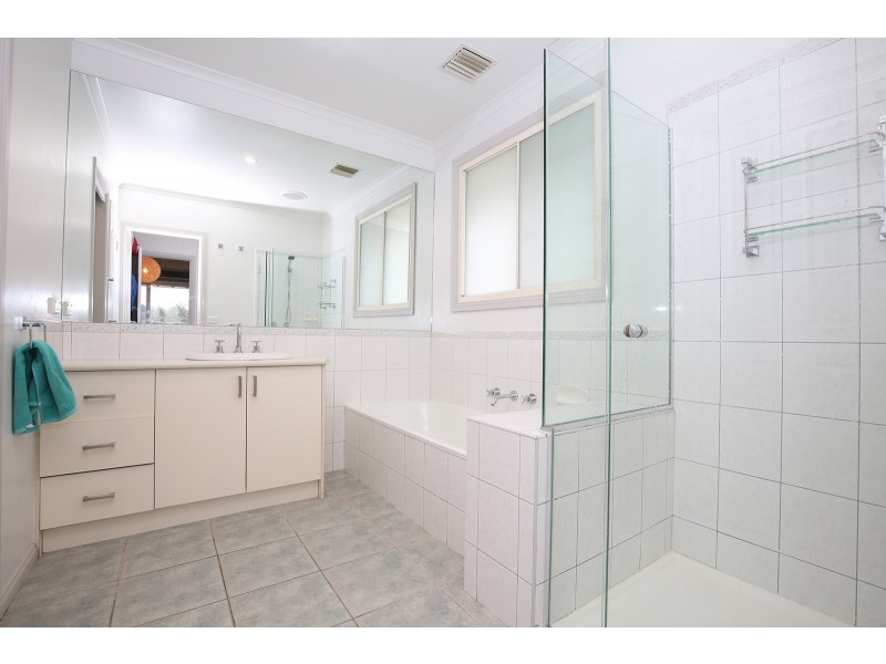 2 Railway Road, Eltham VIC 3095