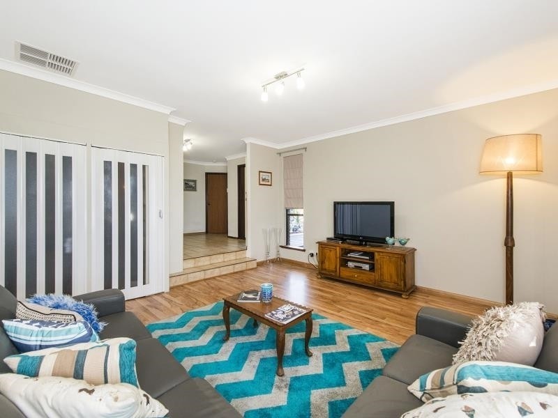 15 Rails Crescent, Wungong WA 6112