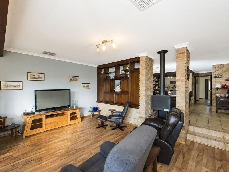 15 Rails Crescent, Wungong WA 6112