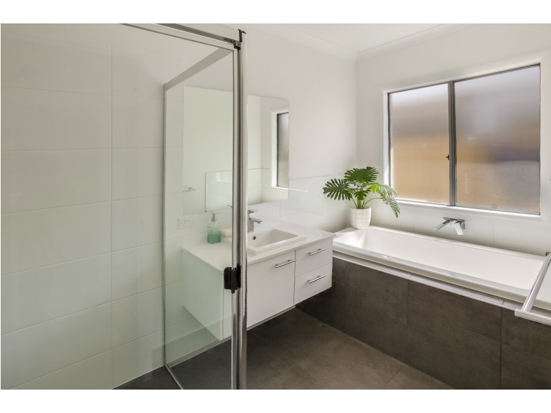 4 Jade Crescent, Caloundra West QLD 4551